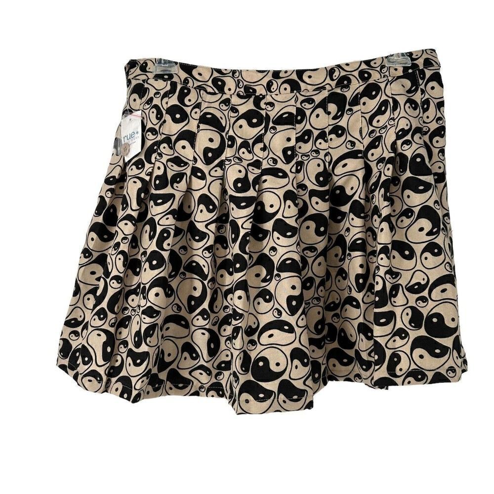 Yin Yang Mini Skirt Pleated Y2K Rue 21 Plus Black Cream Size 1X NEW Alternative